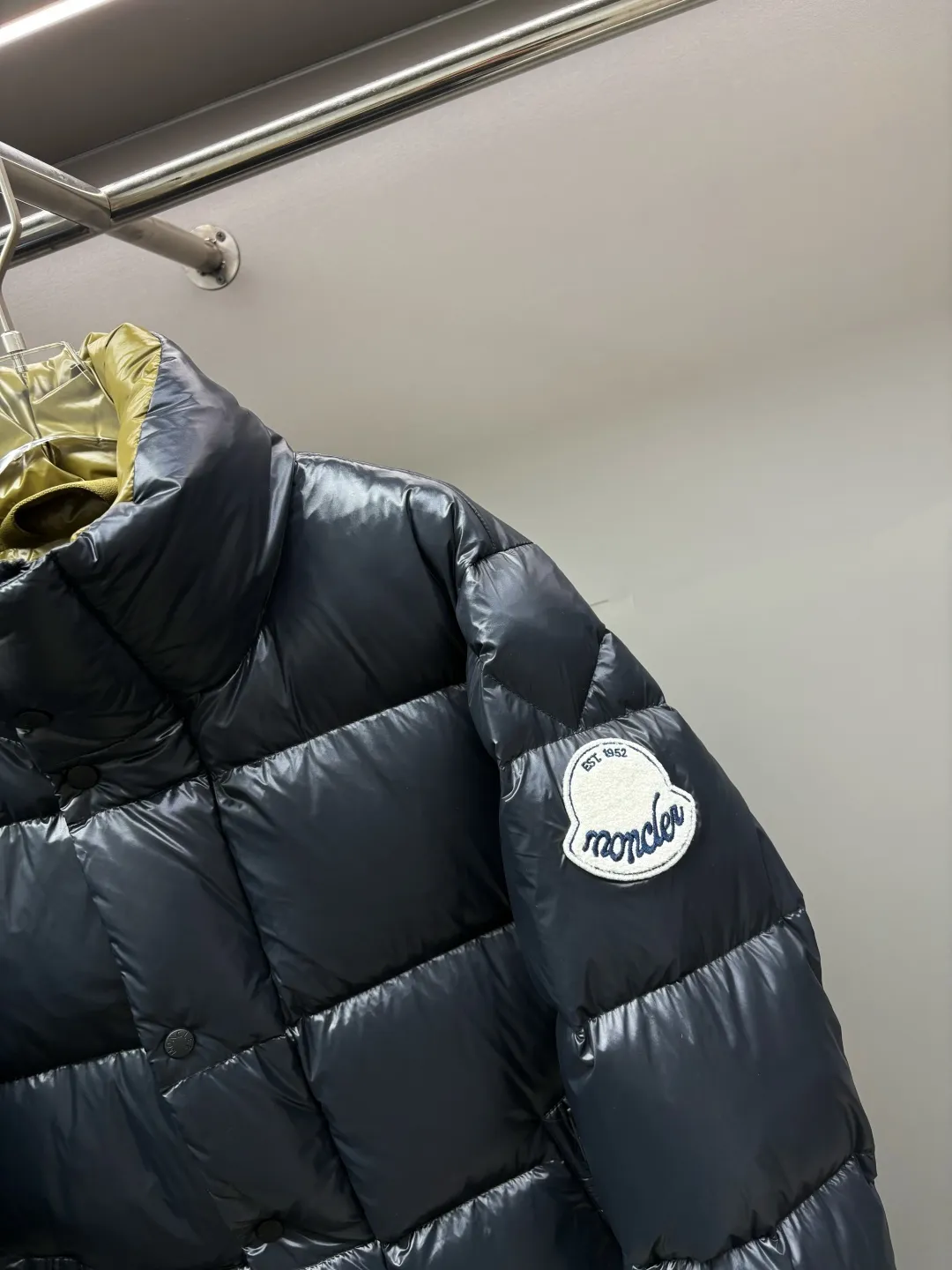 /Moncler Tripiti ，90 ， Lightweight。 Tripiti ， 。 ➕ ， ， 。 ： Tripiti ， 。 。 ： • super laqué •Nylon laqué • • • • • • • Sizes：M-XXXL ：Black Beige